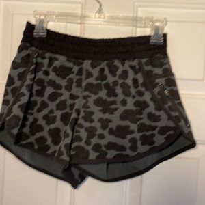 Lululemon woman’s size 8 black/gray camo.